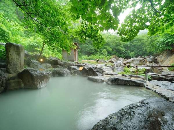 【大露天風呂】一番人気の岩露天。川沿いで開放感満天！16:00～17:30、9:00～11:00は女性専用時間