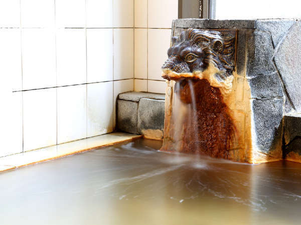 天然温泉を使用していますので、湯口のライオンには湯の花が。