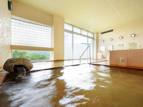 広い大浴場でゆったりと。大朝日山麓に湧き出る名水わさび沢の自然水を利用したお湯です。