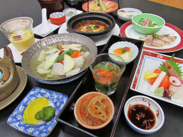 【夕食の一例】道内産の食材を使った釧路型薬膳料理です