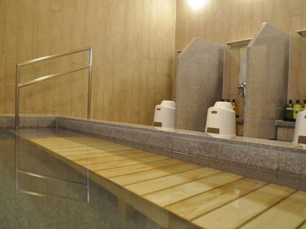 【大浴場】洗い場は４つ。半身浴用のベンチがございます。