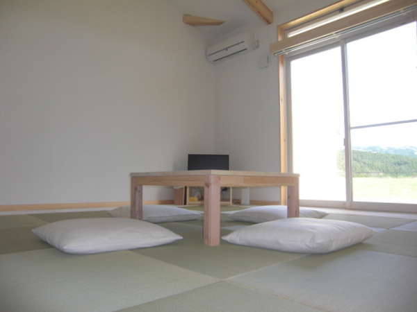沖縄風畳を使用少しモダンな感覚に仕上がりました。