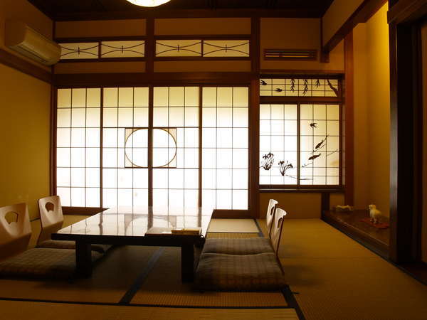 蒲（しょうぶ）がモチーフのお部屋。１９部屋ある純和風の客室は、全て意匠が異なります。