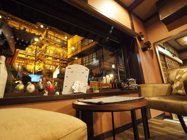 【CAFE＆RESTAURANT　DHARMA】窓からの景色。夜の温泉街