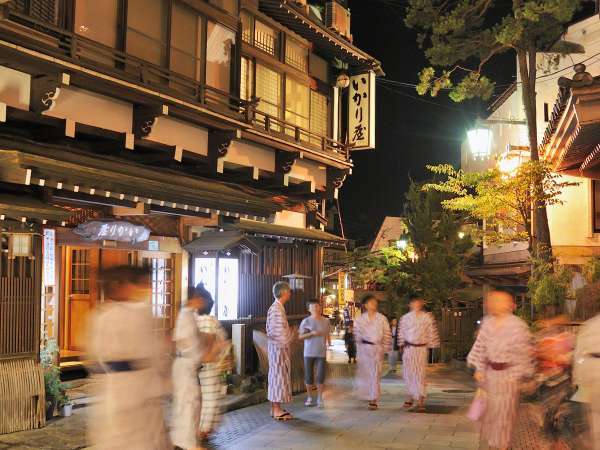 【いかり屋旅館前】渋温泉の中心にあり 外湯巡りに最適