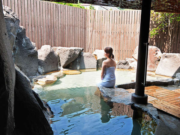 霧島でも屈指の美人の湯。つるつるスベスベの驚きの泉質を是非ご堪能下さいませ。