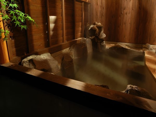 『山小屋露天風呂、花房の湯』。露天風呂から眺める源泉からの湯煙が幻想的です。