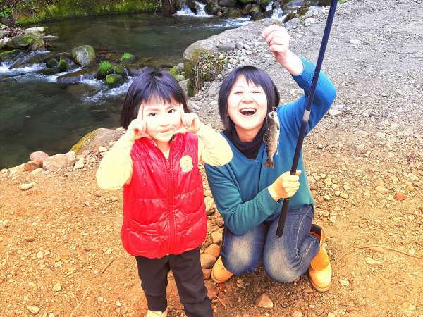 渓流釣り体験では、女性やお子様でも思い切りお楽しみいただけます♪