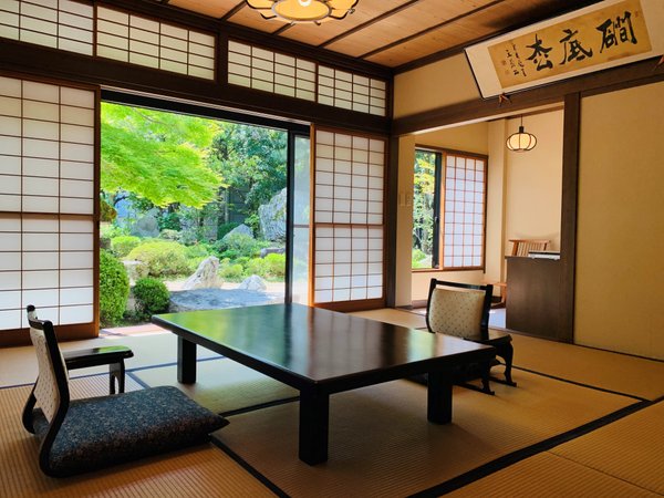 1階の客室からは四季折々の日本庭園が眺められます。