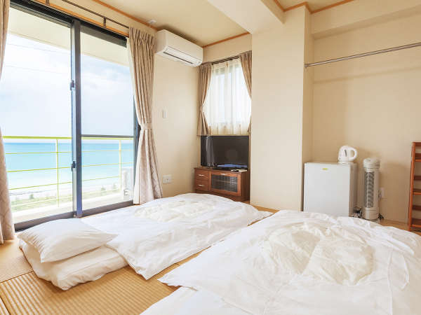 琉球畳の和室客室に、お布団でご宿泊いただくスタイル。