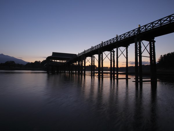 鶴の舞橋は 全長約300mの長い木造の三連太鼓橋。岩木山の雄大な山影を湖面に美しく映す津軽富士見湖。