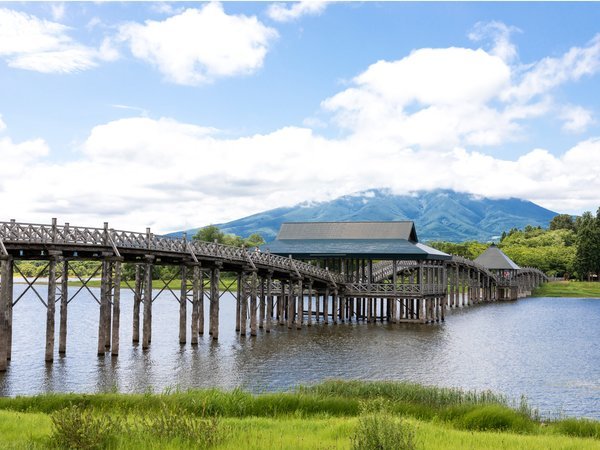 「鶴の舞橋」は「長い木の橋」=「長生きの橋」と読めることから開運長寿のパワースポットとされています。