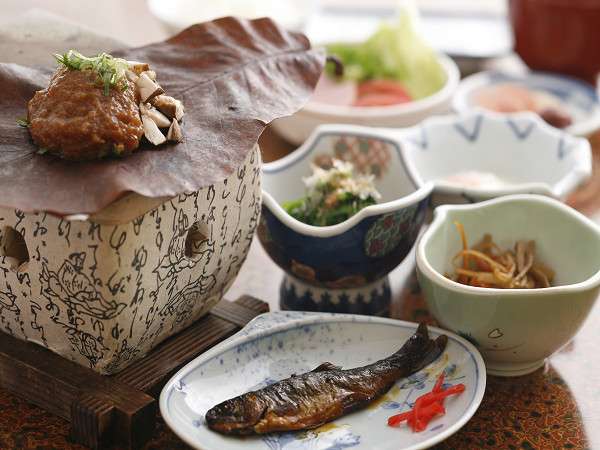 朝食には、朴葉みそを！ご飯がすすみます♪朝食（一例）