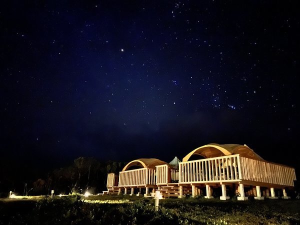 星の降る音が聞こえてきそうな夜空