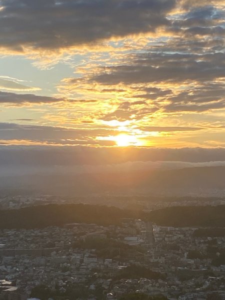 お部屋からは夜景はもちろん、美しい日の出を望むことができます！