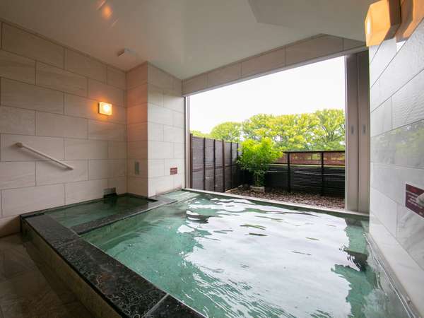 デザイナーにより造り込まれた建築美と大楠の自然美が見事にマッチした貸切露天風呂！