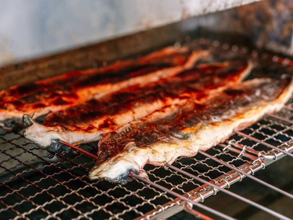 *【ウナギのじゅんじゅん】新鮮なウナギをまずは素焼きにするのが当館流！