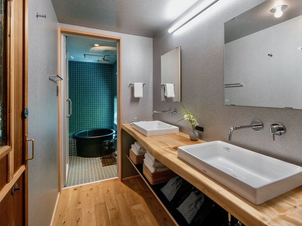 五右衛門風呂のようなバスタブの浴室。広々した洗面所は、大人数でもゆったりお使いいただけます。