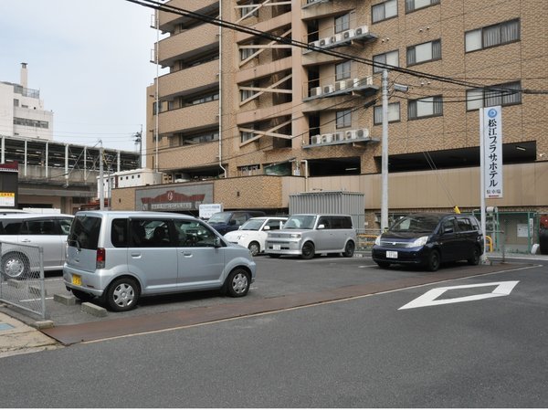 平面駐車場。先着順ですが、満車時は付近のコインパーキングへご案内いたします。