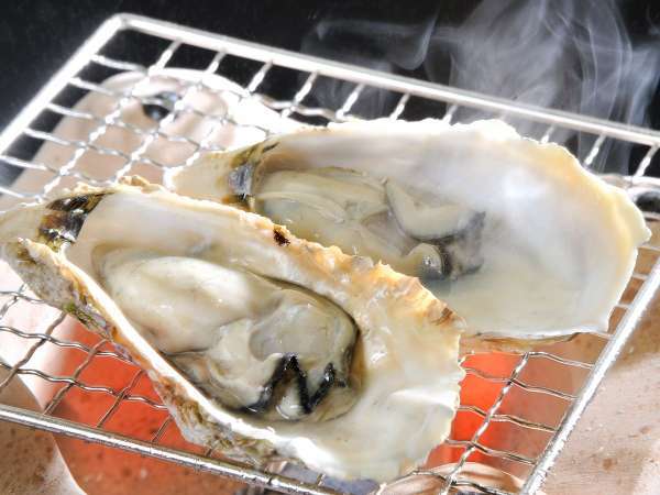 【焼牡蠣】宮島産の牡蠣を使った焼牡蠣。殻に残った汁もしっかり味わって下さいませ。