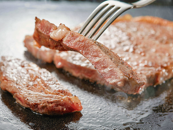 夕食バイキングｌジューシーでやわらかい、熱々ステーキ　※調味牛脂を注入した加工肉です