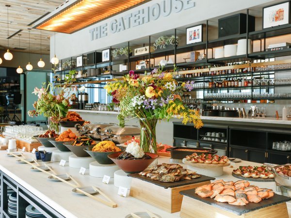 THE GATEHOUSE 朝食イメージ 和洋多彩な料理が並ぶ、約130種類以上の朝食ブッフェ
