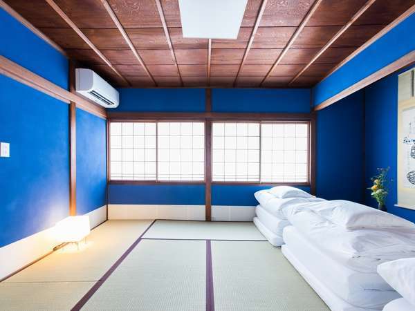 群青のじゅらく壁が塗られた寝室。伝統的な座敷の、華やかで格式高い雰囲気を踏襲しています。