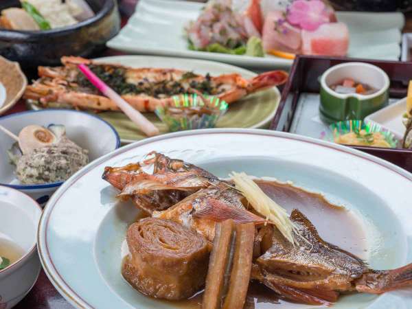 *【旬魚の煮付け（鶴コース）】季節の旬の魚を秘伝のタレでじっくり煮込んだ、至福の一皿です。