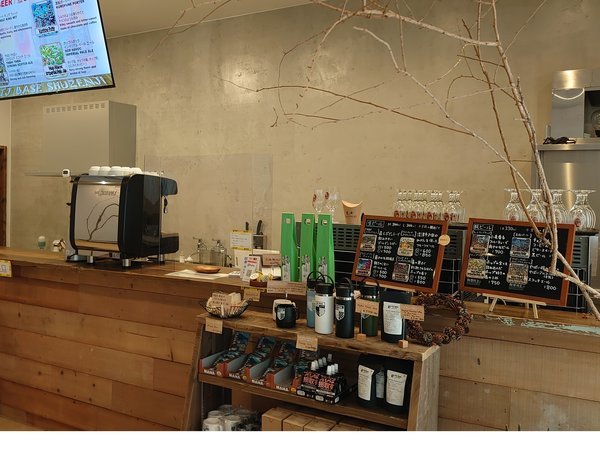 1階　カフェスペース地元のクラフトビールや、挽きたてのコーヒーをご用意しております！
