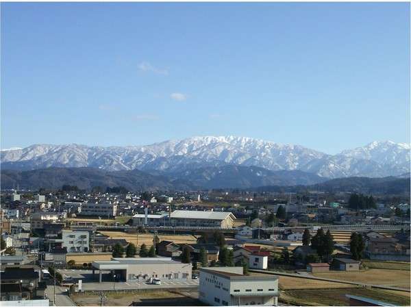 ホテルから見た、山側の景色です。本日は雲も少なく綺麗に撮れました。