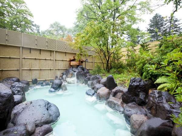 【露天風呂】雄大な自然の中でゆっくりにごり湯温泉をお楽しみ下さい。