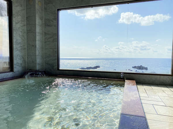 ■展望風呂　大きな窓から広大な海の景色を眺めのんびりと…。解放感溢れるお風呂です。