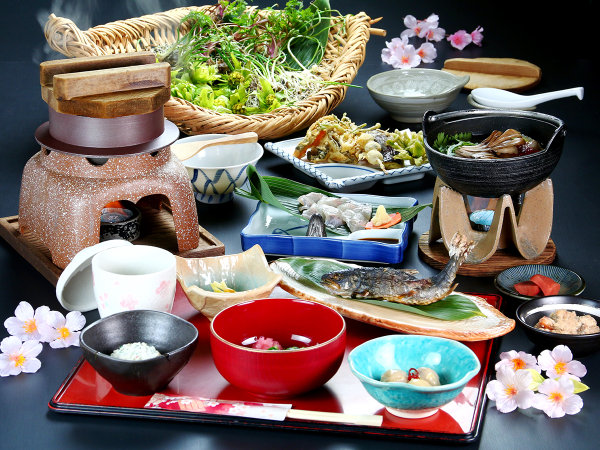 【食事】夕食。豊富にとれる山菜やきのこなど、旬の山の幸を生かした美味しい料理でおもてなし。 