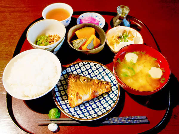 ・【朝食一例】焼き魚やおばんざいのほっとする朝ごはんで朝から元気に