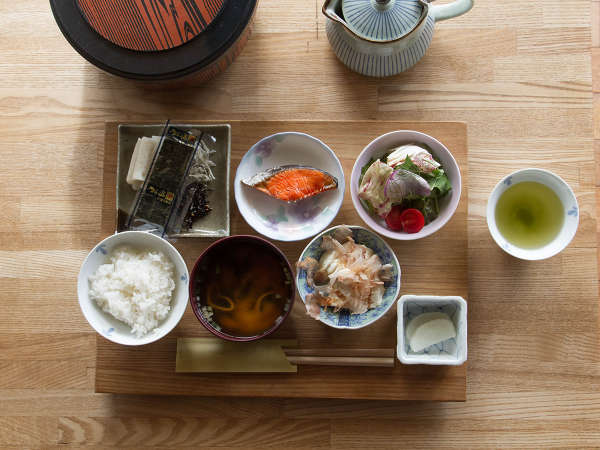 【朝食】地元の農家が育てたお野菜など、できる限り島産食で。