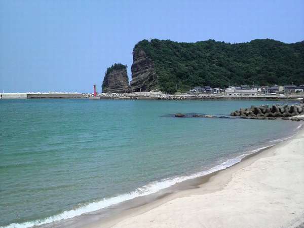 夏の海と立神岩 灯台付近は絶好の海釣りポイントです。