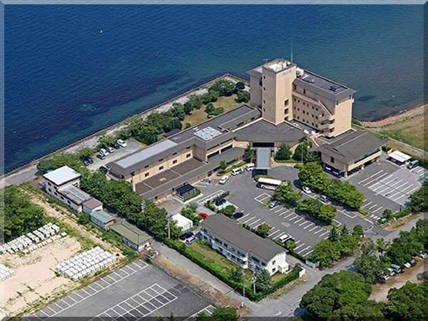 【当宿外観】日本一の琵琶湖のさざ波が打ち寄せる湖岸に建つ絶景の宿