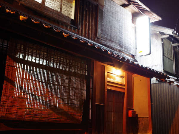 *【外観】JR近江今津駅より徒歩7分。旧宿場町の雰囲気が残る、街道筋に佇む小さなお宿です。