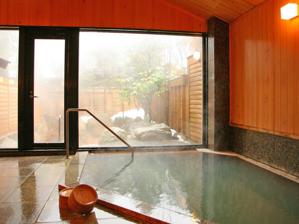 大浴場も広々。暖まりながら外の景色をご堪能下さい。