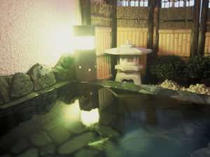 伊豆石を使った作り付けの温泉露天風呂。屋根もあるので雨でもOK！