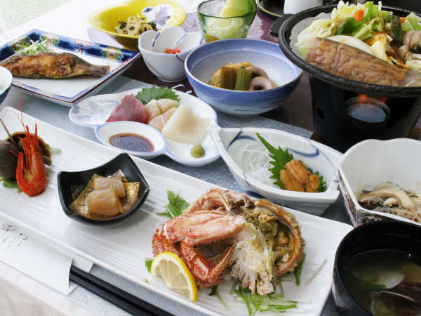 *【夕食全体例】オホーツク海、日本海の旬の食材が食卓を彩ります。