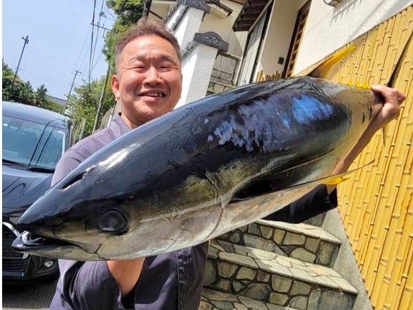 キハダマグロ15キロ！！自分が釣ったかのようですが・・・(*‘∀‘)★小はじでは新鮮な魚介類をご用意♪