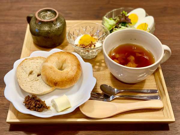 海士町の特産品や島内で採れたオーガニック野菜、平飼い卵などをご提供しております。※朝食は一例です