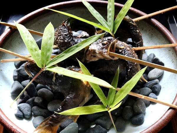 生きたまま、じっくり焼き上げた県内産の岩魚。（5~8月）