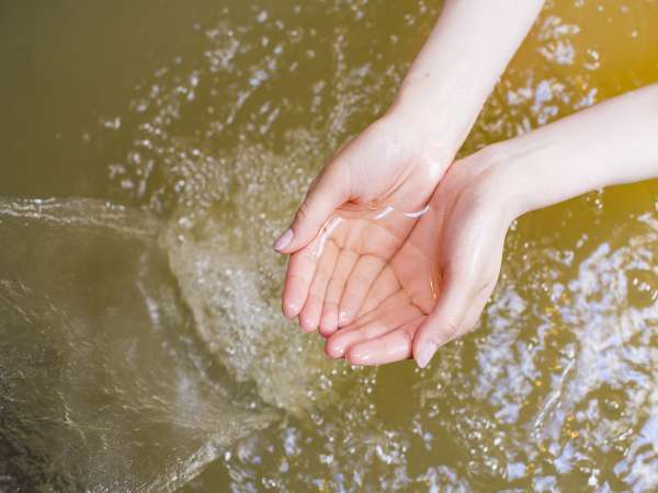 十勝の世界遺産のモール温泉。湯の花がひらひらと。