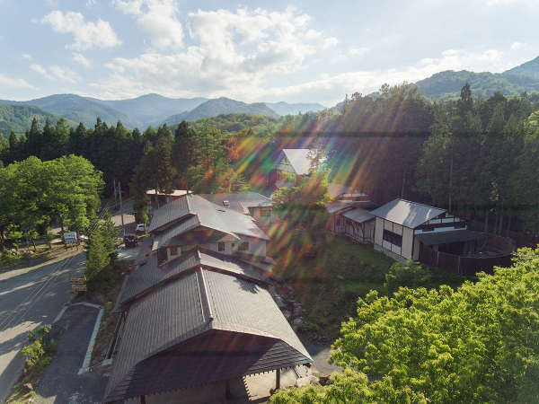 *【外観】山の麓に佇む一軒宿。周辺には大自然が広がっています。