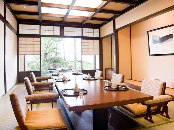 日本料理「雲海」では、結納などのお祝い席にもご利用いただける個室もご用意しております。
