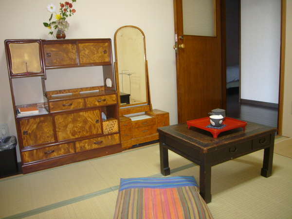 アンティークな家具がやすらぎの雰囲気をかもしだす和室。