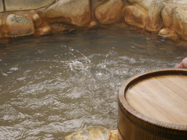 岩風呂(出雲・斐伊川の岩を使用しています。)。新岩風呂・石風呂・貸切風呂の３つの湯で癒しのひと時を♪