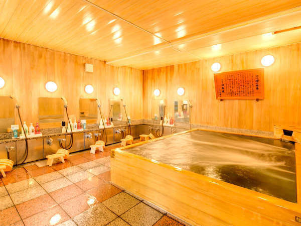 古代ひのきを使った浴槽。温泉ではございませんが檜の香り漂う中ゆっくり疲れを癒していただけます。